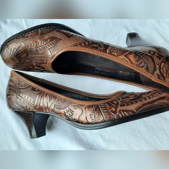 Aerosoles brown leather 2 inch heel - Picture 2 of 3